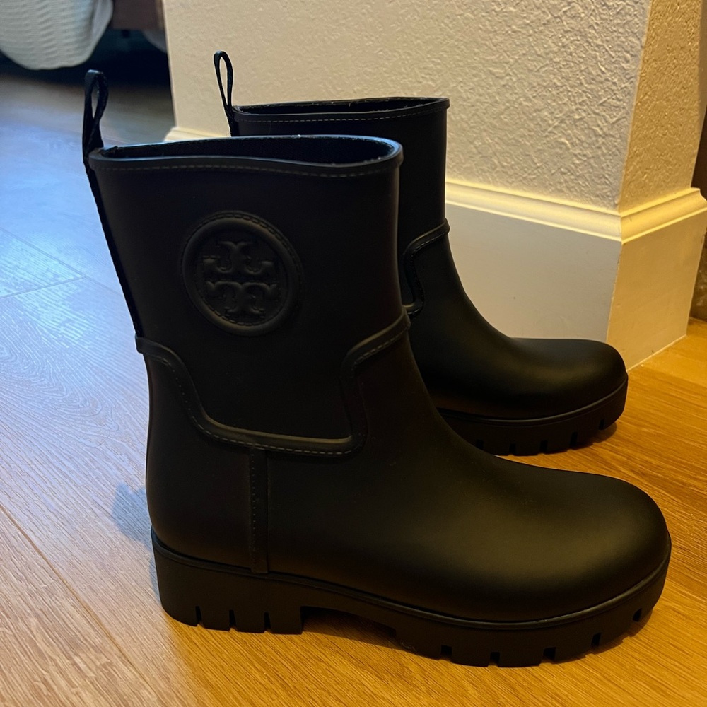 New Tory Burch Black Rubber Rain Ankle Boots size 7